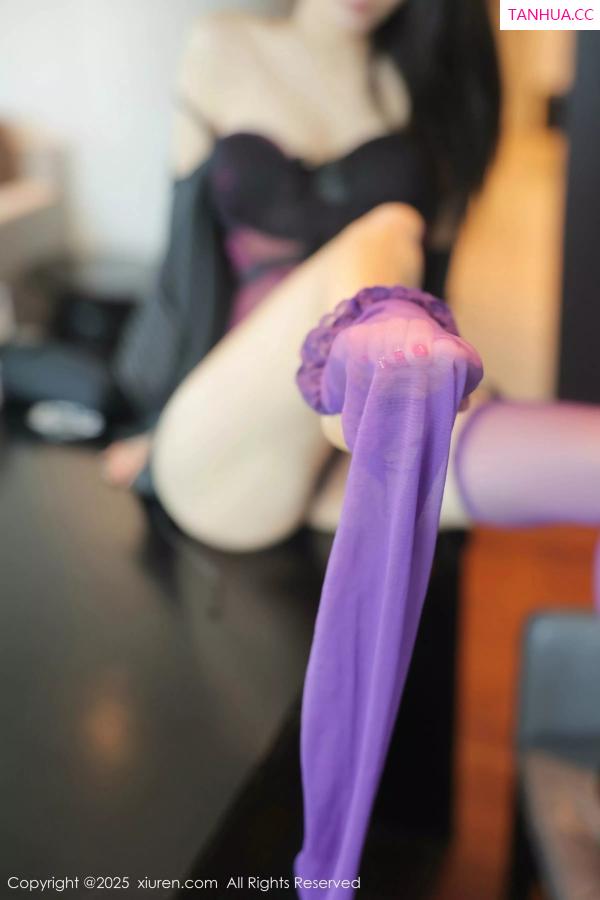   [XiuRen]高清写真图 2025.03.21 No.10053 Candy糖糖 紫色丝袜第51张图片